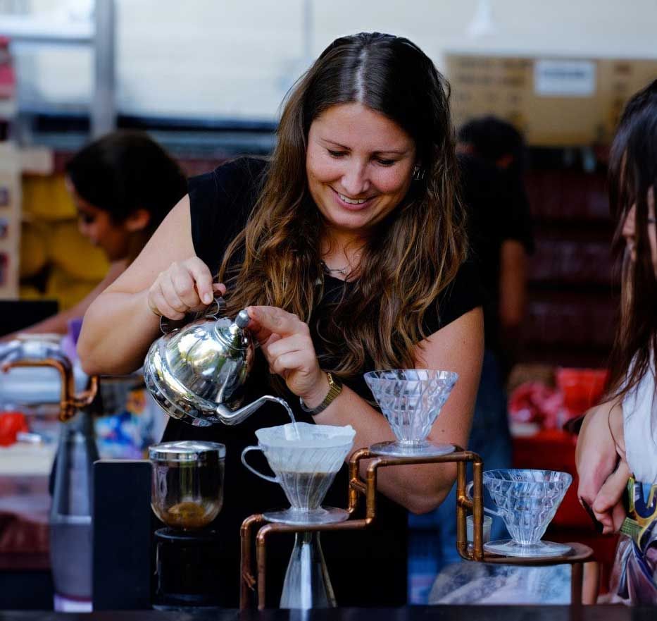 Anouk Rodenburg, Nederlands Kampioen Latte Art 2018, schenkt filterkoffie tijdens een proeverij